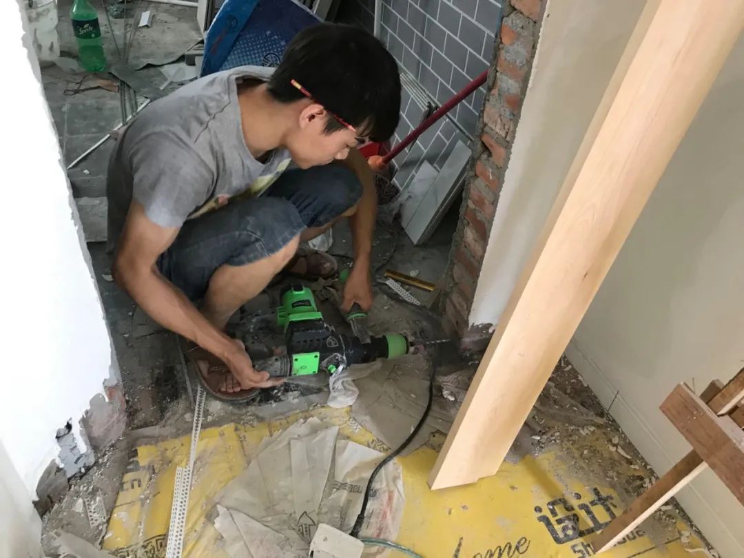 先铺木地板,还是先装衣柜?顺序要搞对,装修更完美(图3) 安装衣柜移门价格_移门衣柜安装_安装衣柜移门效果图