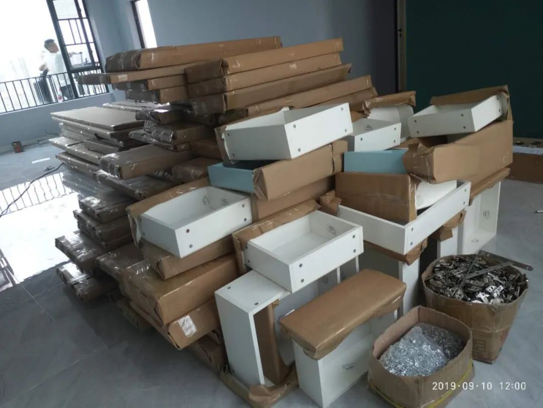 先铺木地板,还是先装衣柜?顺序要搞对,装修更完美(图4) 移门衣柜安装_安装衣柜移门效果图_安装衣柜移门价格