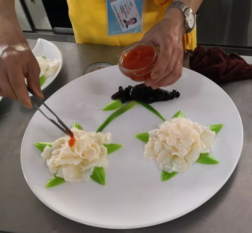 品鲁菜海味之美,观名厨技能盛宴(一)(图10) 鲁菜清蒸鲈鱼_吉清蒸鱼鲁菜加盟费多少_鲁菜清蒸加吉鱼