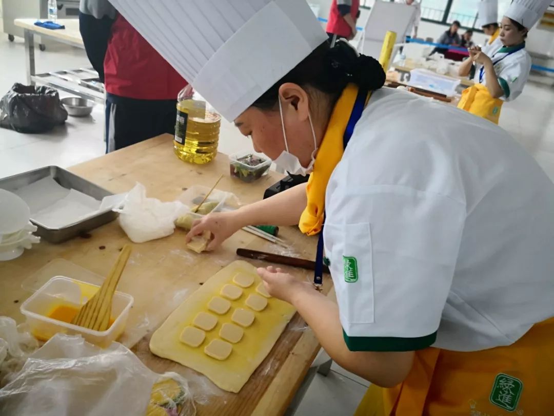 品鲁菜海味之美,观名厨技能盛宴(一)(图4) 吉清蒸鱼鲁菜加盟费多少_鲁菜清蒸鲈鱼_鲁菜清蒸加吉鱼