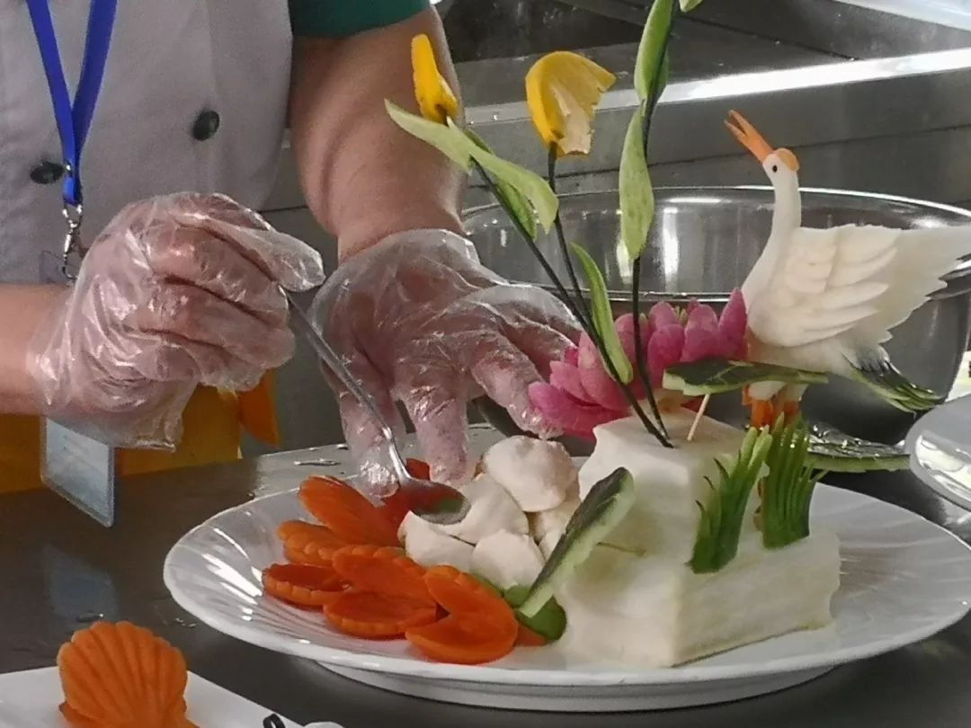 品鲁菜海味之美,观名厨技能盛宴(一)(图7) 鲁菜清蒸鲈鱼_鲁菜清蒸加吉鱼_吉清蒸鱼鲁菜加盟费多少