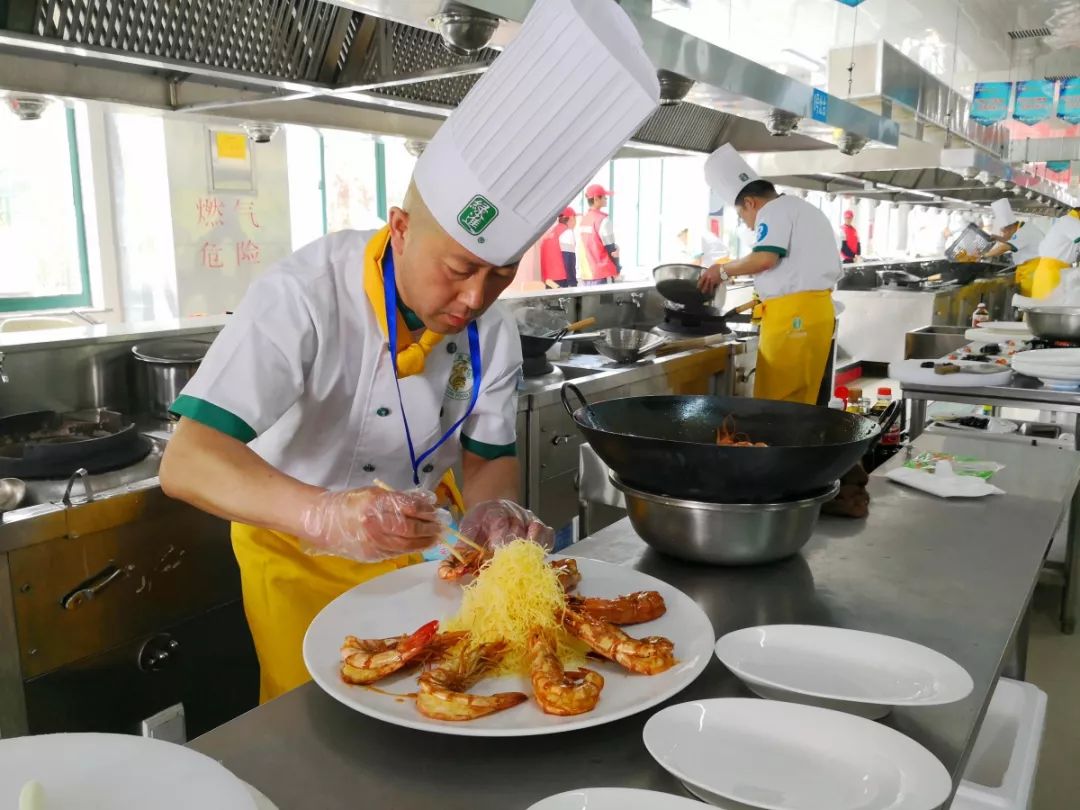 品鲁菜海味之美,观名厨技能盛宴(一)(图8) 吉清蒸鱼鲁菜加盟费多少_鲁菜清蒸加吉鱼_鲁菜清蒸鲈鱼