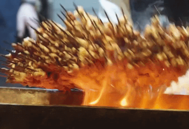 跟着两部美食纪录片进了一家烧烤店,你会对谁说“谢谢款待”?(图2) 烤串美食节目_串串美食节目_美食节目