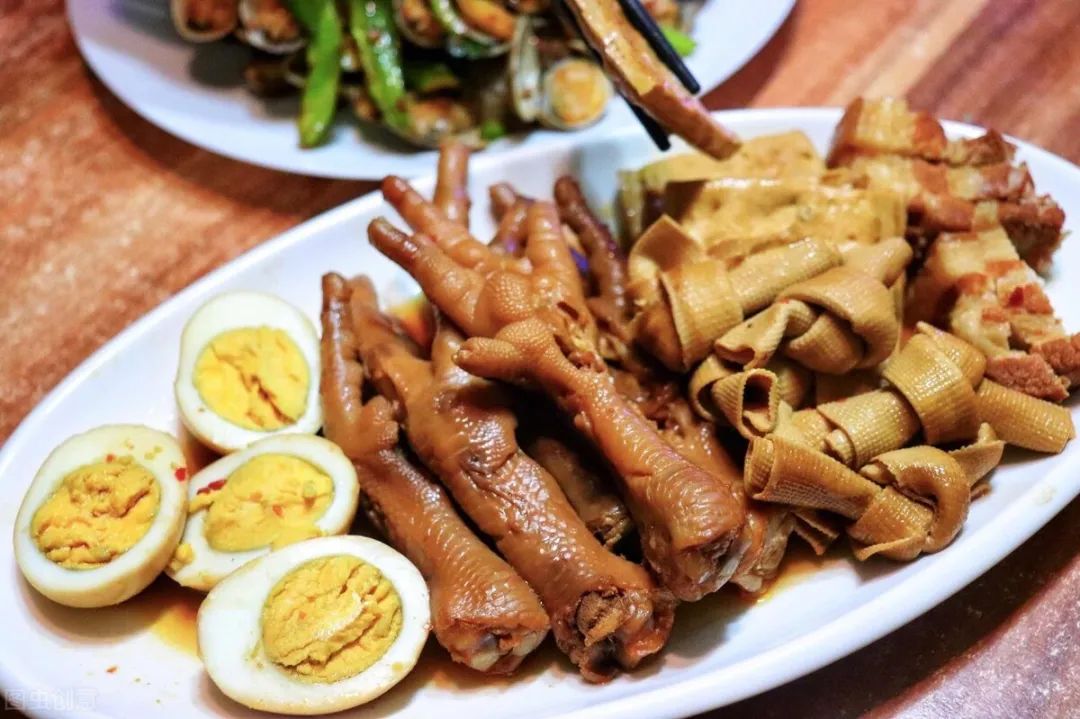 做卤味很简单,老师傅教你用电饭煲做卤菜,软烂入味百吃不厌,做法方便又省事!(图1) 卤味鸡翅怎么做_鸡翅卤菜怎么做_鸡翅卤法