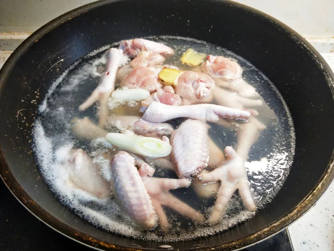 做卤味很简单,老师傅教你用电饭煲做卤菜,软烂入味百吃不厌,做法方便又省事!(图2) 鸡翅卤菜怎么做_鸡翅卤法_卤味鸡翅怎么做