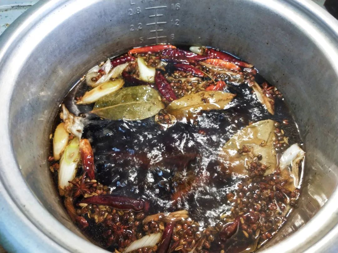 做卤味很简单,老师傅教你用电饭煲做卤菜,软烂入味百吃不厌,做法方便又省事!(图4) 卤味鸡翅怎么做_鸡翅卤菜怎么做_鸡翅卤法