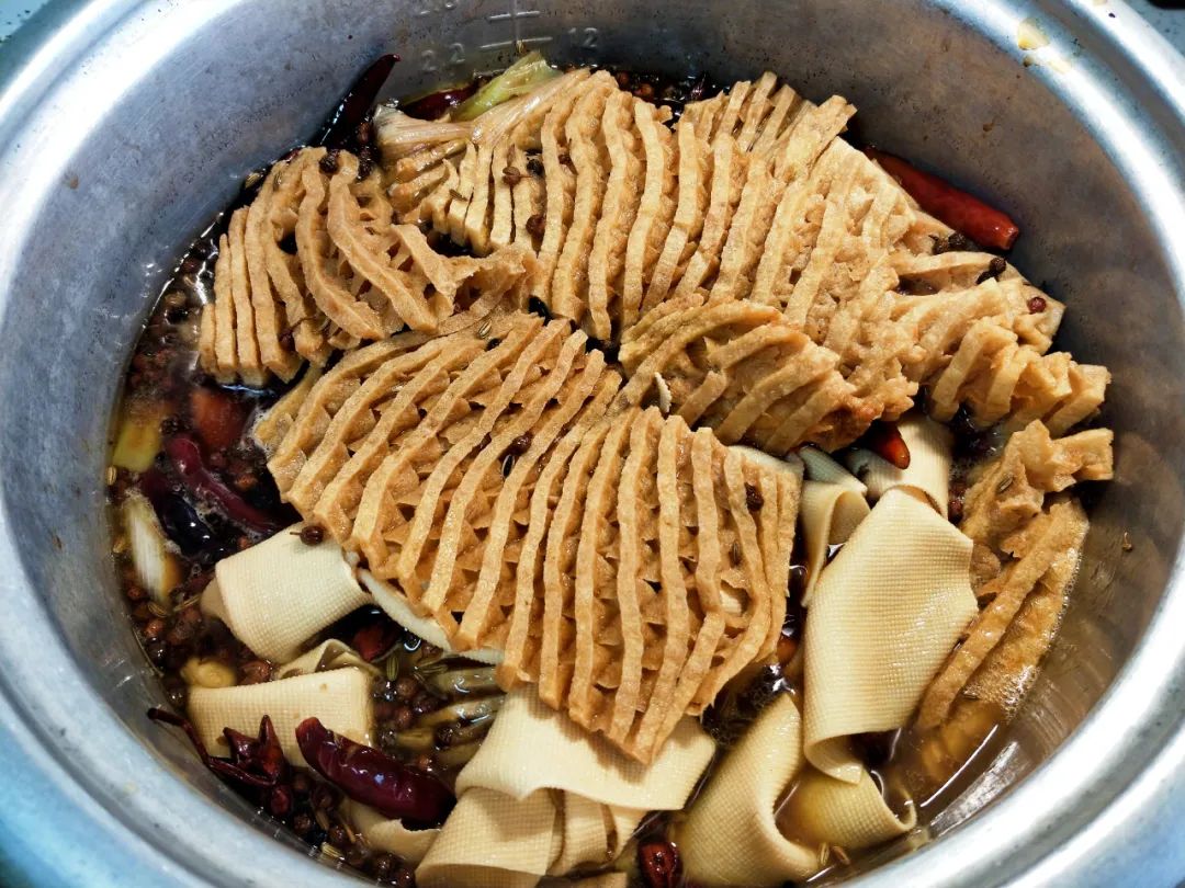 做卤味很简单,老师傅教你用电饭煲做卤菜,软烂入味百吃不厌,做法方便又省事!(图5) 卤味鸡翅怎么做_鸡翅卤法_鸡翅卤菜怎么做