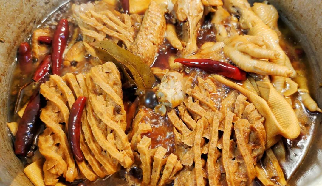 做卤味很简单,老师傅教你用电饭煲做卤菜,软烂入味百吃不厌,做法方便又省事!(图6) 鸡翅卤菜怎么做_卤味鸡翅怎么做_鸡翅卤法