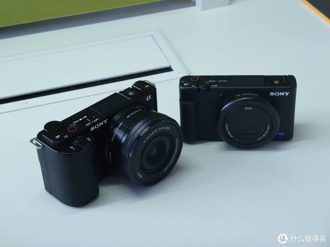 高攀不起的索尼ZV-E10半年使用体验(图2) 和ZV-1比起来,ZV-E10&1650还是过于巨大了。