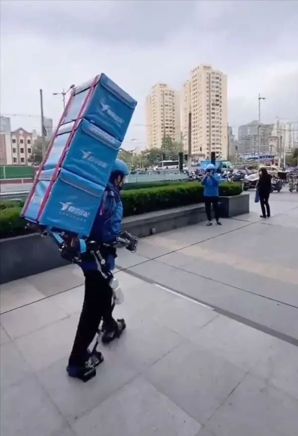 上海街头惊现“机甲骑士”外卖小哥,可负100斤重物,一口气上五楼不喘气(图2) 图片