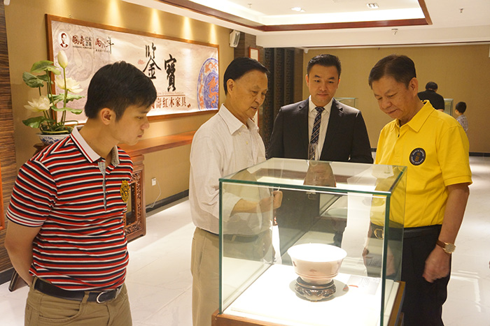 鉴宝•走进国寿红木家具暨莞城旗舰店开业两周年店庆活动圆满结束(图2) 红木家具祥云沙发系列_国寿红木祥云家具官网_红木祥云沙发图片