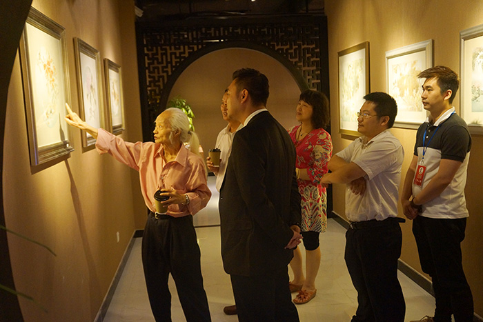 鉴宝•走进国寿红木家具暨莞城旗舰店开业两周年店庆活动圆满结束(图6) 国寿红木祥云家具官网_红木家具祥云沙发系列_红木祥云沙发图片