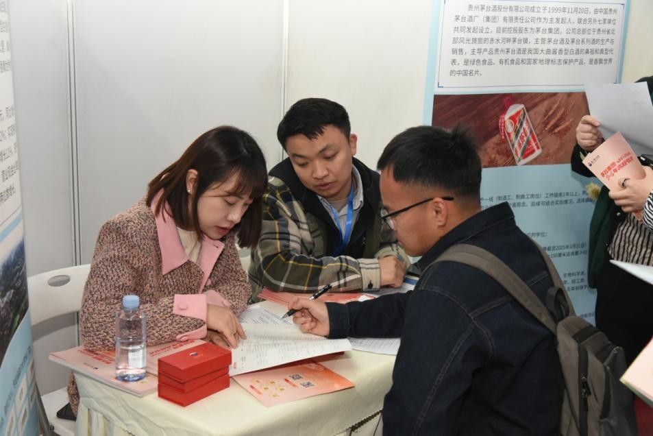 两校区展开,专业高度匹配!电子科大这场招聘会,300+单位前来“抢人”(图3) 成都电子科技大学校园招聘_成都电子科技大学招聘会_成都电子科技大学 招聘