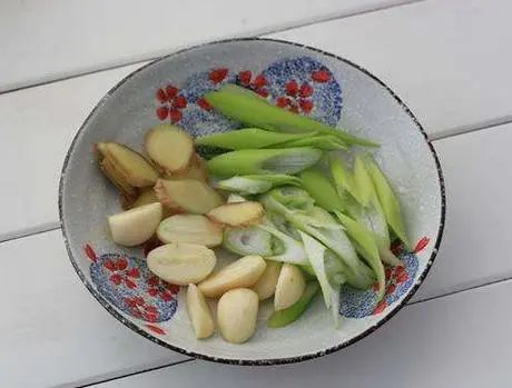 大厨教你做白切鸡_正宗的白切鸡做法_正宗做法白切鸡图片