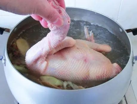 大厨教你做白切鸡_正宗的白切鸡做法_正宗做法白切鸡图片