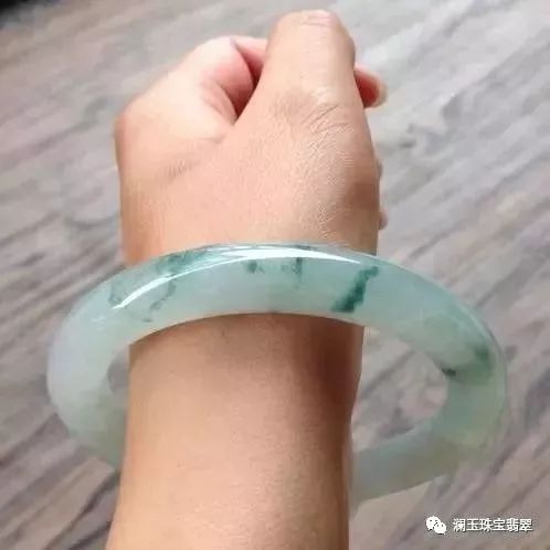 翡翠杂质手镯价值影响有哪些_翡翠镯子有杂质值多少钱_翡翠手镯有杂质影响价值吗