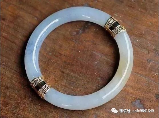 翡翠镯子有杂质值多少钱_翡翠杂质手镯价值影响有哪些_翡翠手镯有杂质影响价值吗