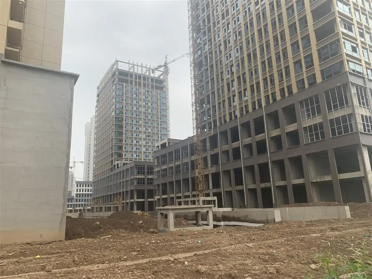 河北邯郸一楼盘迟迟交房近三年,数百业主叫苦,当地成立专班督办(图1) 海乐东方小区延期交房维权_永泰日出东方推迟交房_邯郸永年区新房交付问题