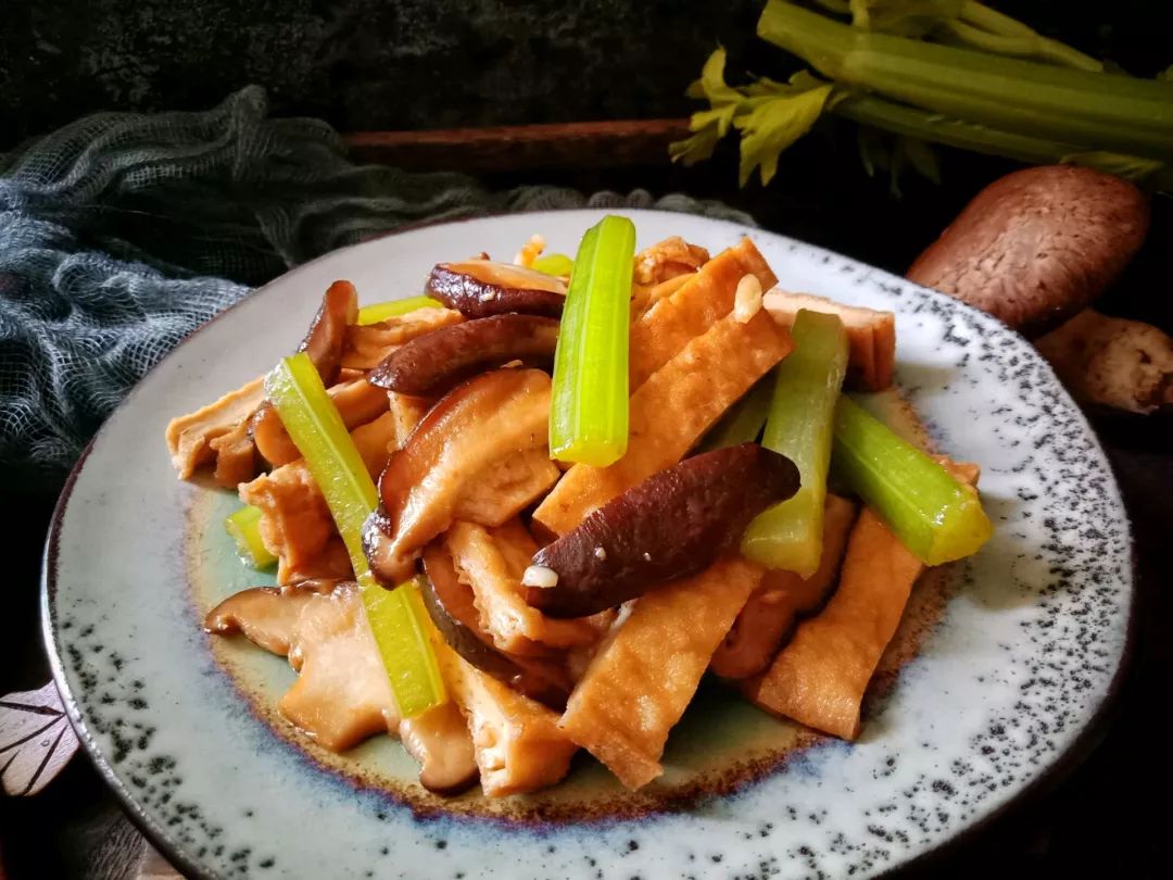 各种素菜做法_芹菜营养食谱_豉香芹菜土豆条做法