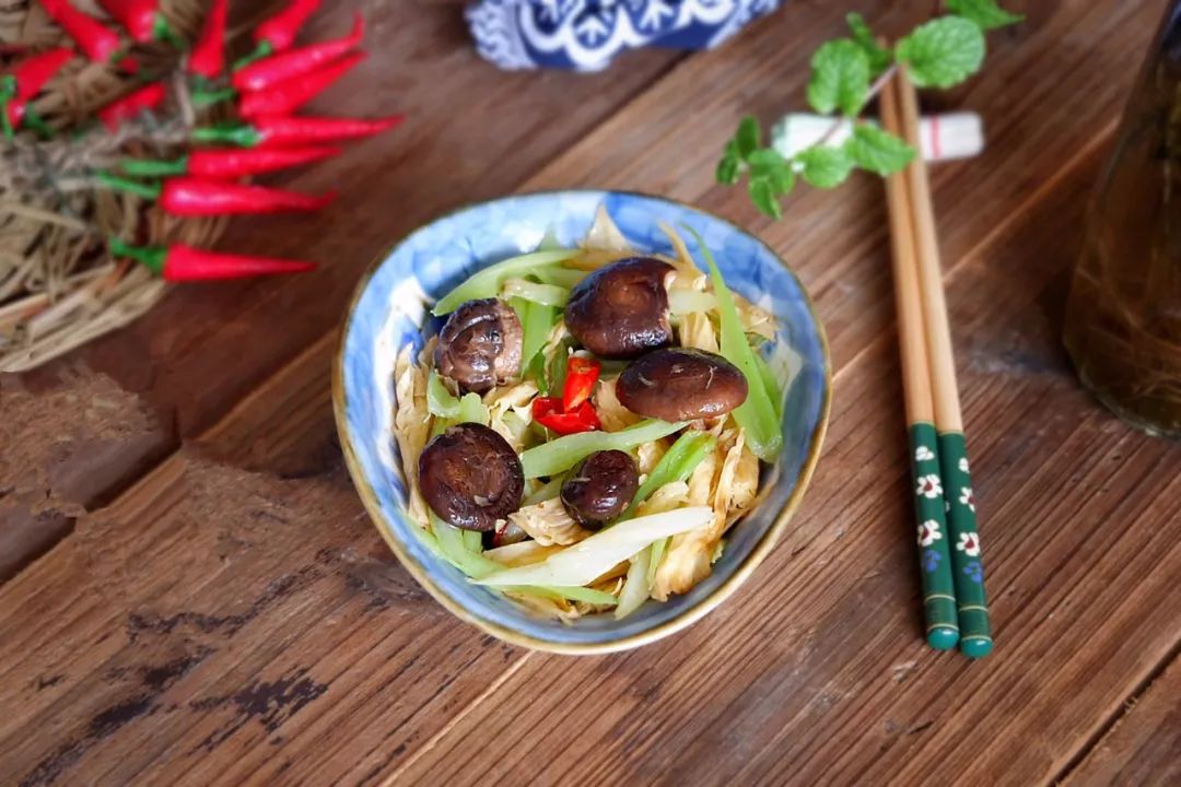 豉香芹菜土豆条做法_各种素菜做法_芹菜营养食谱