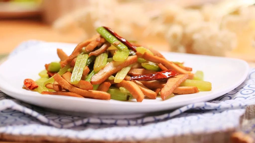 各种素菜做法_豉香芹菜土豆条做法_芹菜营养食谱