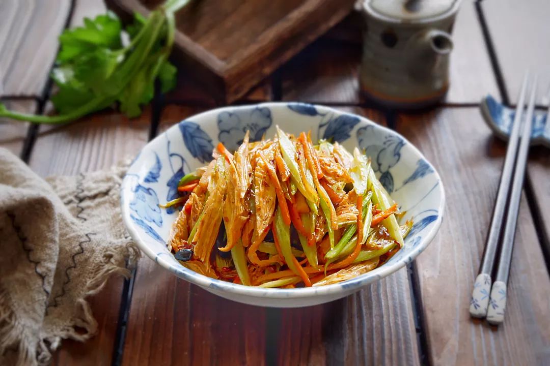 豉香芹菜土豆条做法_芹菜营养食谱_各种素菜做法