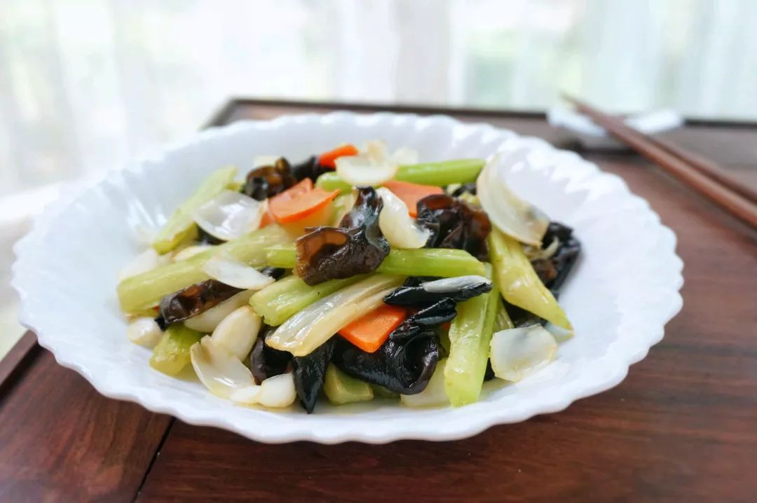 豉香芹菜土豆条做法_各种素菜做法_芹菜营养食谱