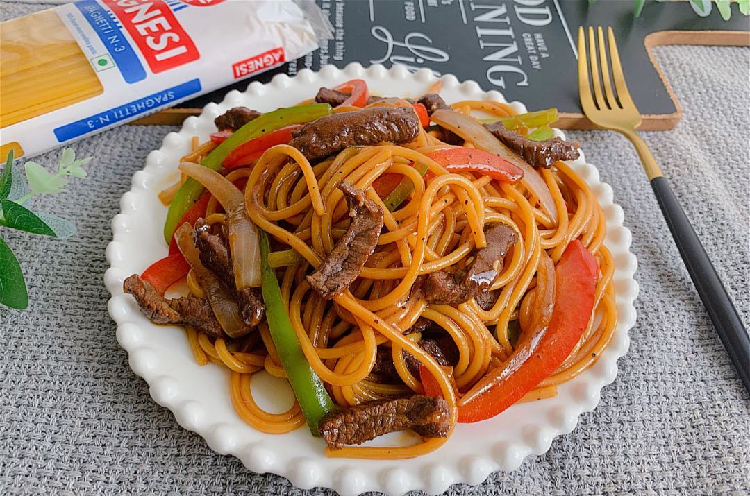 意面做法大全_六款意面食谱_牛柳芦笋菌菇炒意面