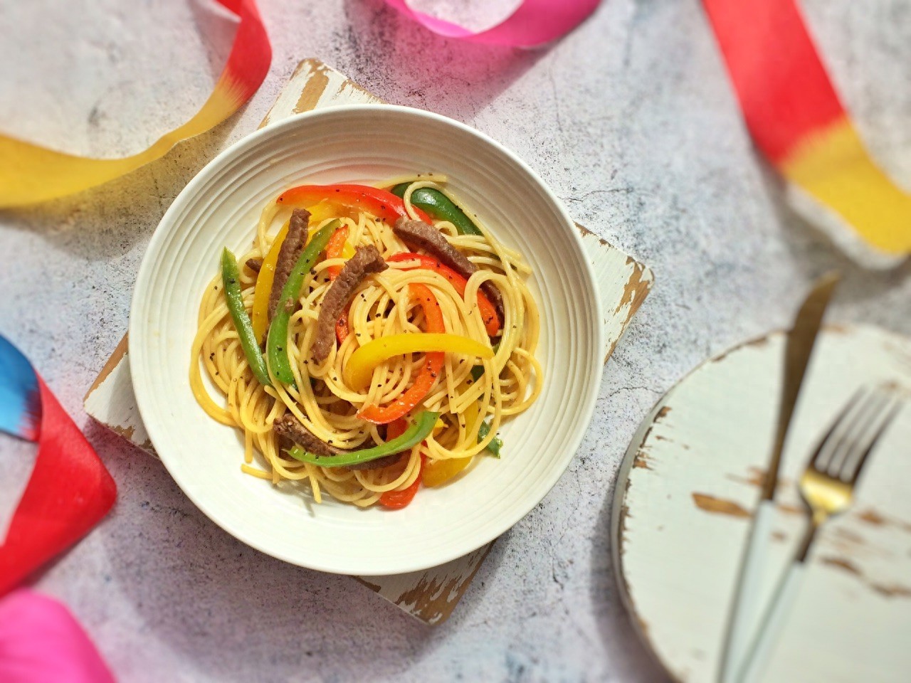 牛柳芦笋菌菇炒意面_黑椒牛柳意面做法_家庭版黑胡椒意面