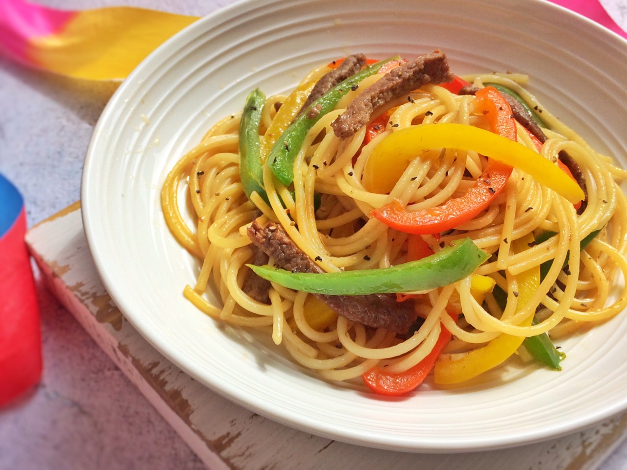 家庭版黑胡椒意面_牛柳芦笋菌菇炒意面_黑椒牛柳意面做法