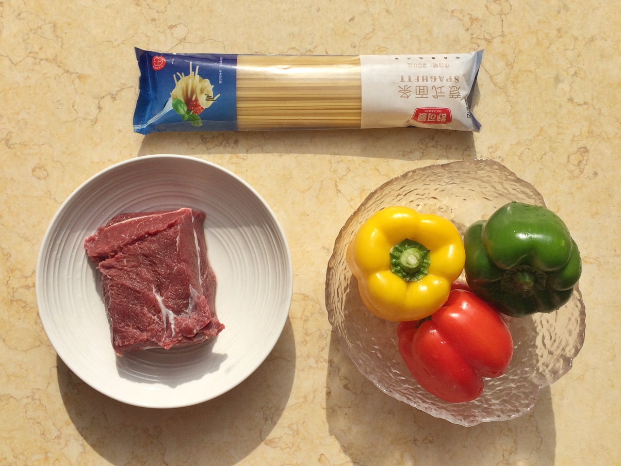 牛柳芦笋菌菇炒意面_家庭版黑胡椒意面_黑椒牛柳意面做法