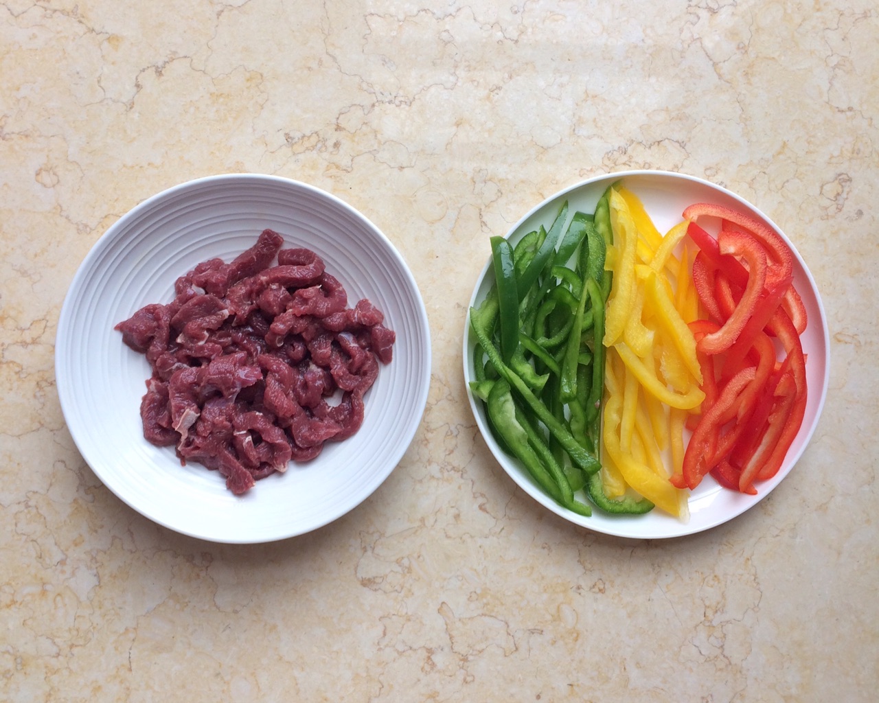 黑椒牛柳意面做法_家庭版黑胡椒意面_牛柳芦笋菌菇炒意面