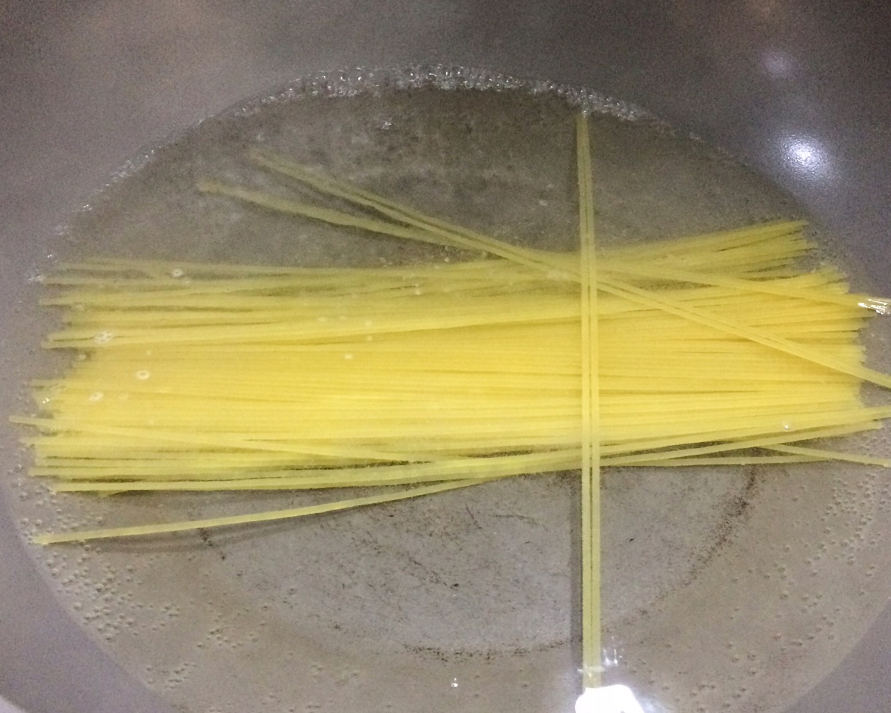 牛柳芦笋菌菇炒意面_家庭版黑胡椒意面_黑椒牛柳意面做法