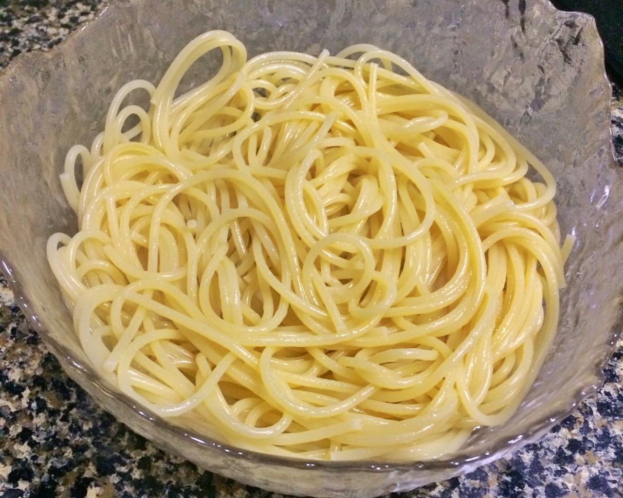 牛柳芦笋菌菇炒意面_黑椒牛柳意面做法_家庭版黑胡椒意面