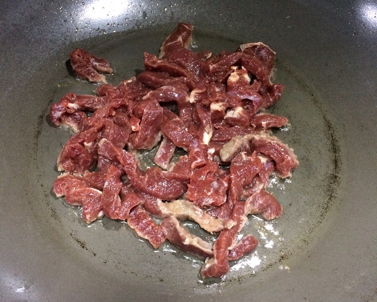 家庭版黑胡椒意面_牛柳芦笋菌菇炒意面_黑椒牛柳意面做法