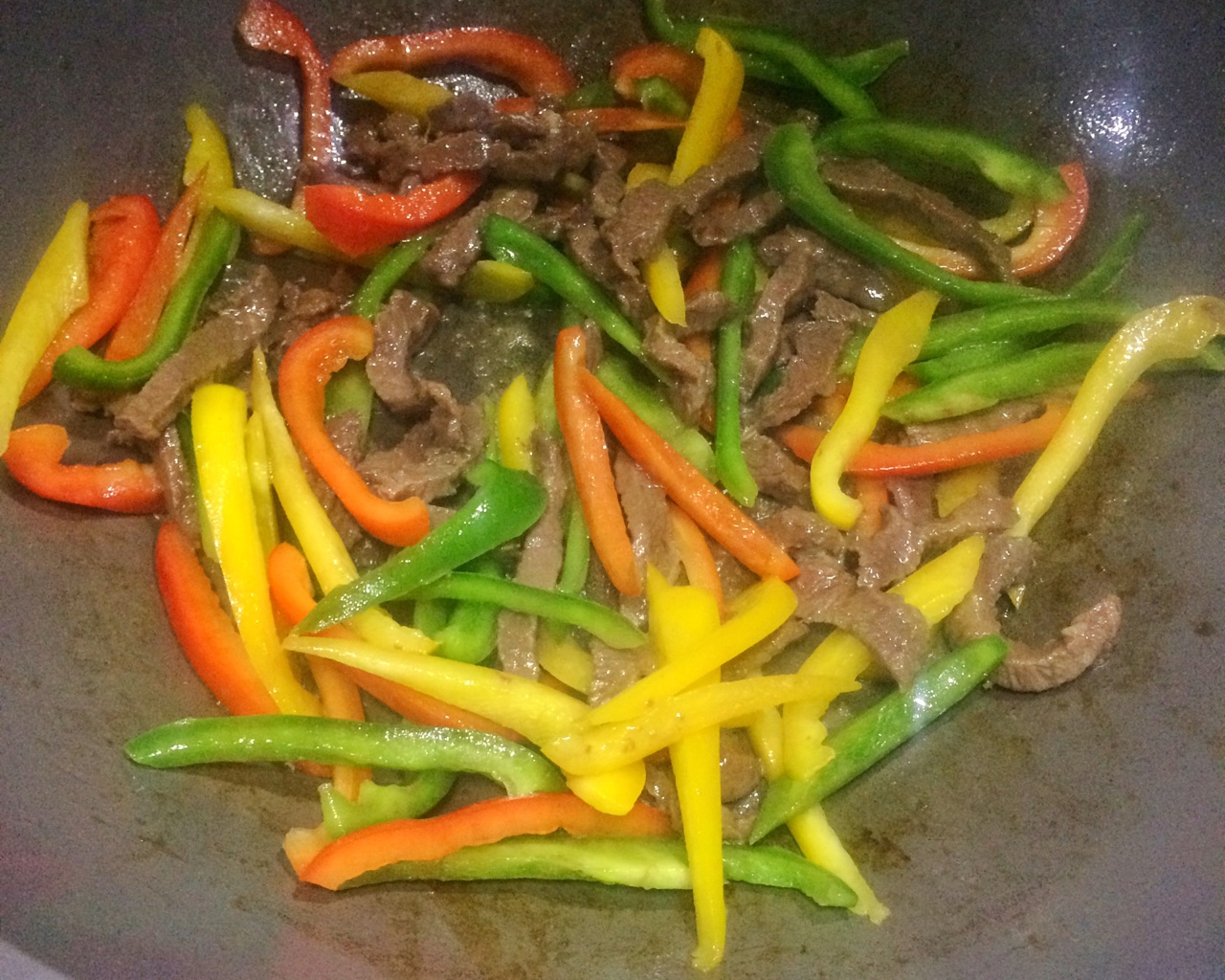 家庭版黑胡椒意面_牛柳芦笋菌菇炒意面_黑椒牛柳意面做法