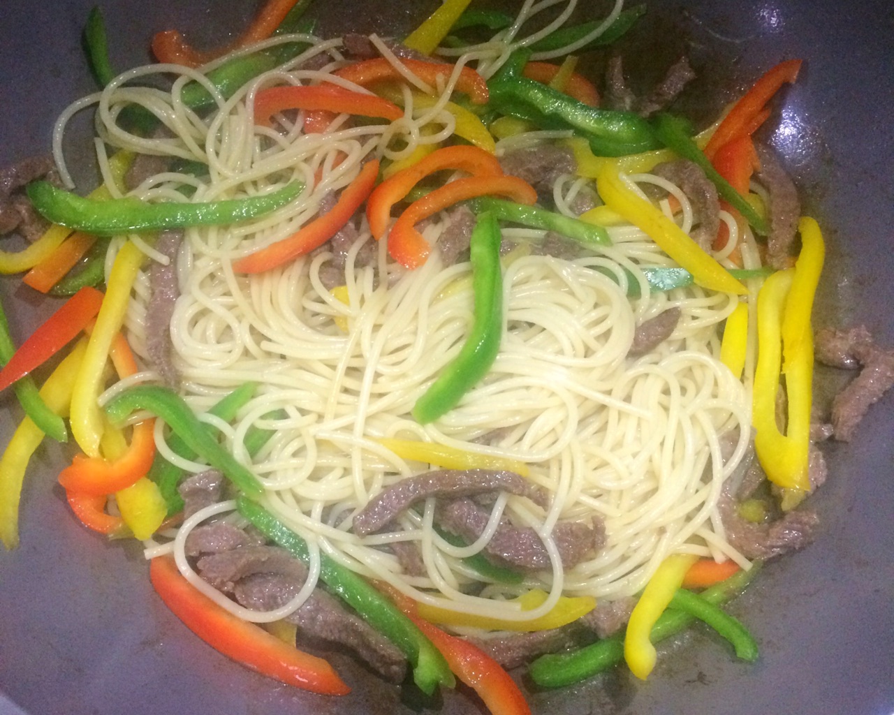 牛柳芦笋菌菇炒意面_黑椒牛柳意面做法_家庭版黑胡椒意面