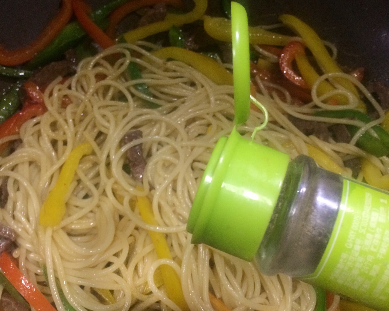 黑椒牛柳意面做法_牛柳芦笋菌菇炒意面_家庭版黑胡椒意面