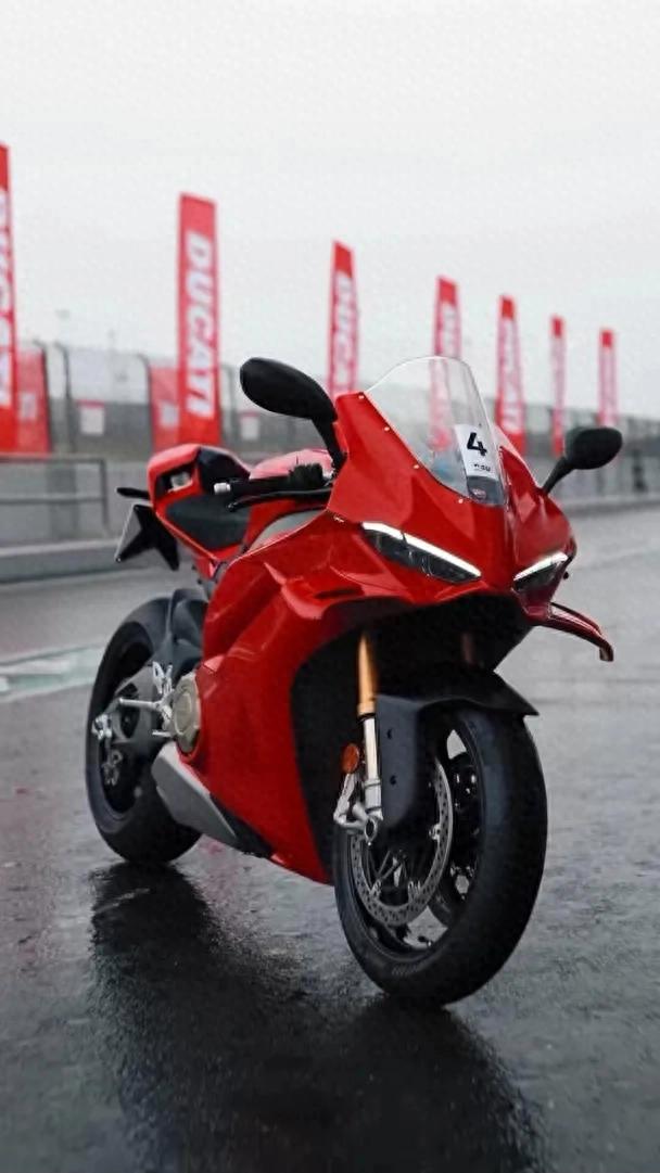 2025杜卡迪V4全面进化!老款车主集体哭晕,新款到底强在哪?(图1) 什么车是v4发动机_单摇臂双摇臂对比_2025款V4车头设计争议