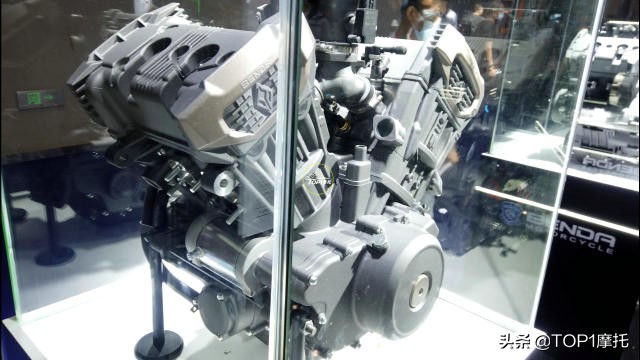 摩博会回顾丨国产四缸爆发 奔达V4超公升 凯越直四同级最轻(图2) 奔达BD476 V型四缸发动机_什么车是v4发动机_国产V型四缸摩托车发动机
