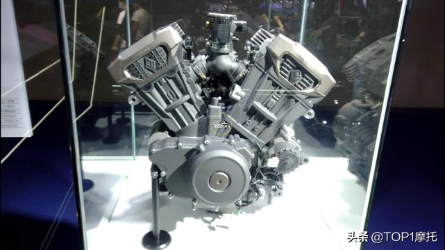 摩博会回顾丨国产四缸爆发 奔达V4超公升 凯越直四同级最轻(图3) 国产V型四缸摩托车发动机_奔达BD476 V型四缸发动机_什么车是v4发动机