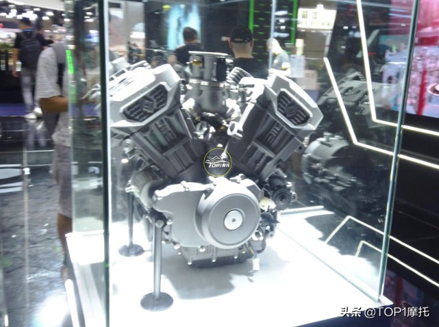 摩博会回顾丨国产四缸爆发 奔达V4超公升 凯越直四同级最轻(图5) 国产V型四缸摩托车发动机_奔达BD476 V型四缸发动机_什么车是v4发动机