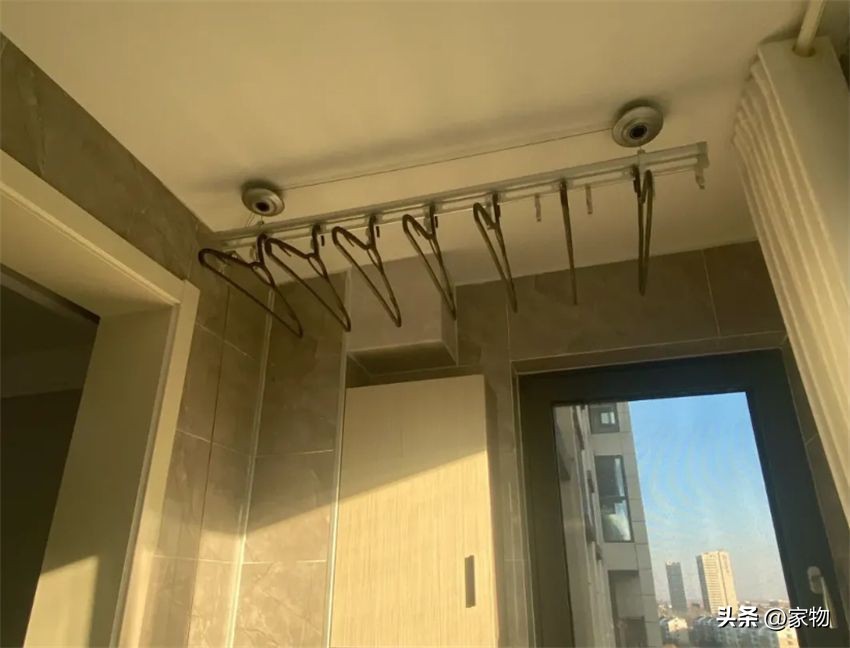 阳台晾衣架节省空间_阳台晾衣架侧装优势_晾衣绳安装