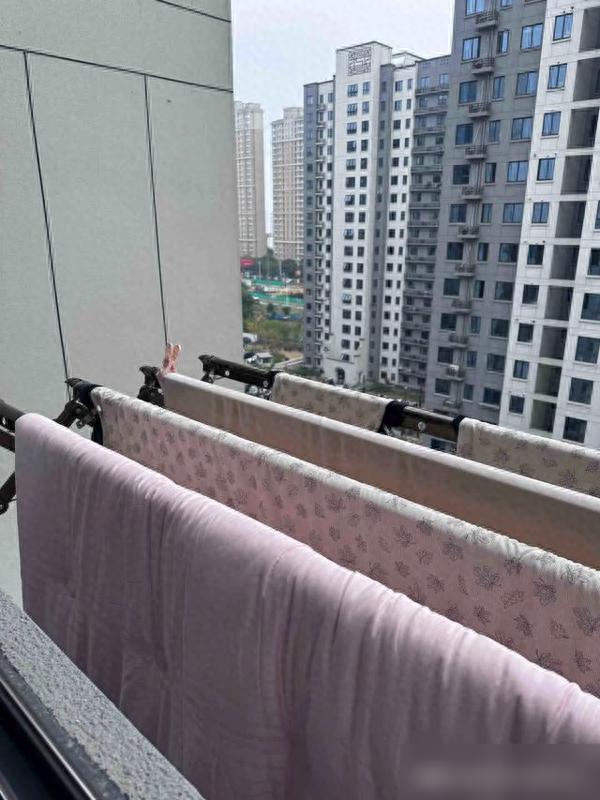 晾衣绳安装_阳台晾衣技巧_隐形晾衣绳小户型