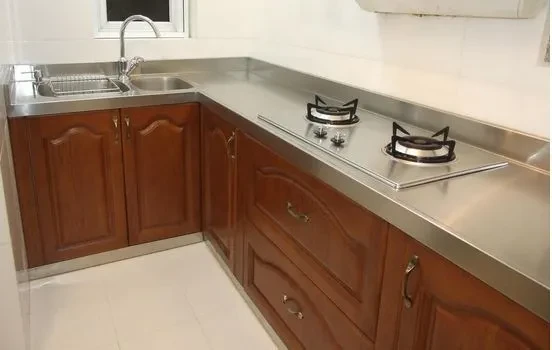 不锈钢橱柜台面好不好 不锈钢橱柜台面的选购技巧(图4) 橱柜台面不锈钢_不锈钢橱柜台面选购技巧_不锈钢橱柜台面优缺点