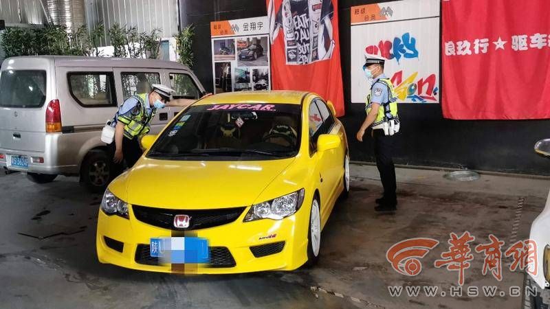 西安交警突查机动车改装店 现场查处14辆涉嫌非法改装车辆(图1) 西安非法改装摩托车“炸街”整治_车辆改装店_西安交警非法改装车查处