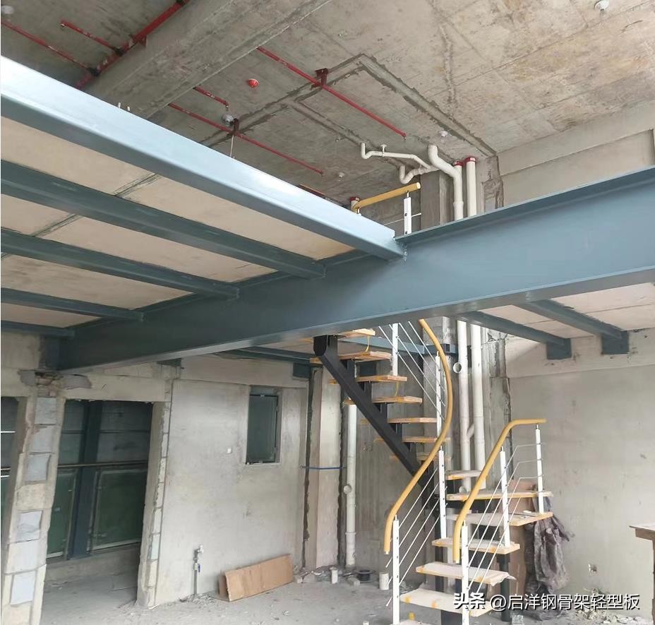 轻质泡沫混凝土楼板安装_膨石板Loft楼层板应用_钢骨架轻型板安装