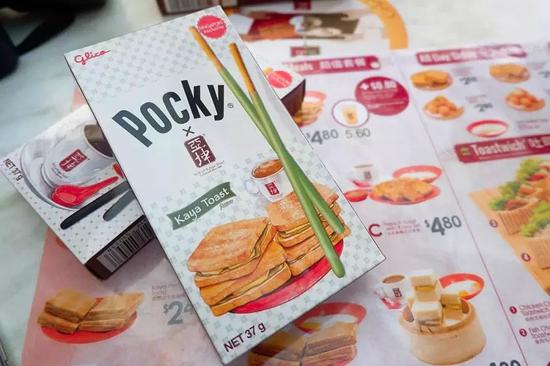 POCKY和亚坤联合出品的咖椰土司和 Kopi O 口味的饼干