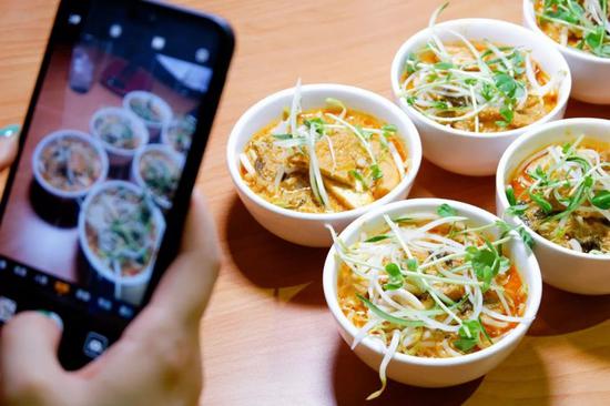 新加坡美食节攻略_新加坡乌节路美食排名_新加坡小贩中心米其林美食