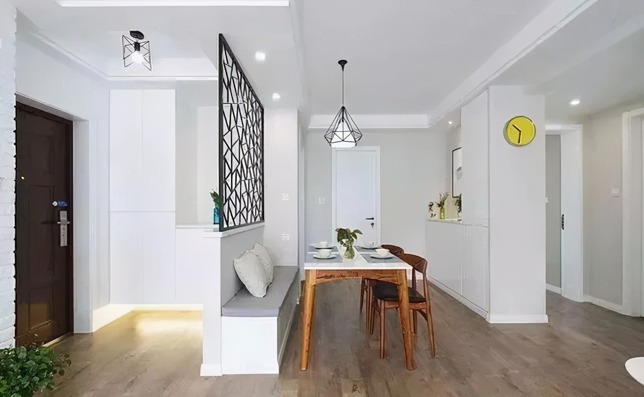 入户门直对阳台,怎么装修?(图6) 中门户型装修_刚需户型装修通风方法_户型进门直对阳台风水改善